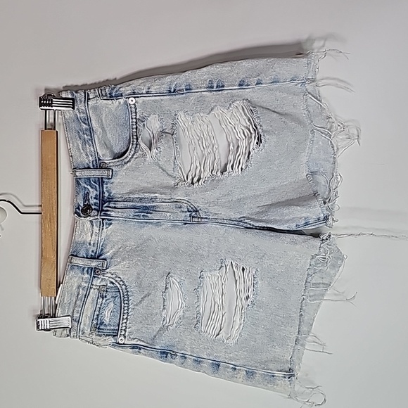 American Eagle light wash distressed style size 2 mom high rise jean shorts - Picture 1 of 7